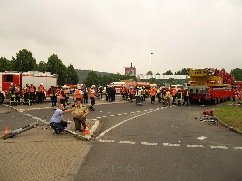 Schwerer Unfall mit Reisebus Lohmar Donrather Dreieck P388.JPG